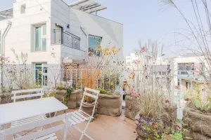 억새와 꽃이 어우러진 연남 오피스 루프탑 가든